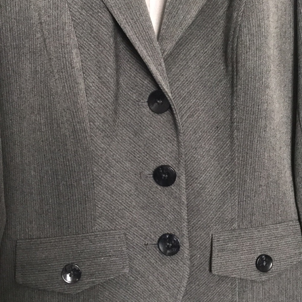Laura Grey Pinstripe Blazer; 3 buttons, 2 pockets; Size 2 Petite; Vintage - Picture 6 of 9